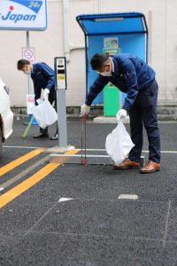 ゴミ拾いをする男性