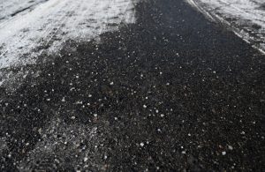 雪が残った道路