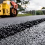 ひびが入った道路