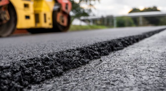 ひびが入った道路