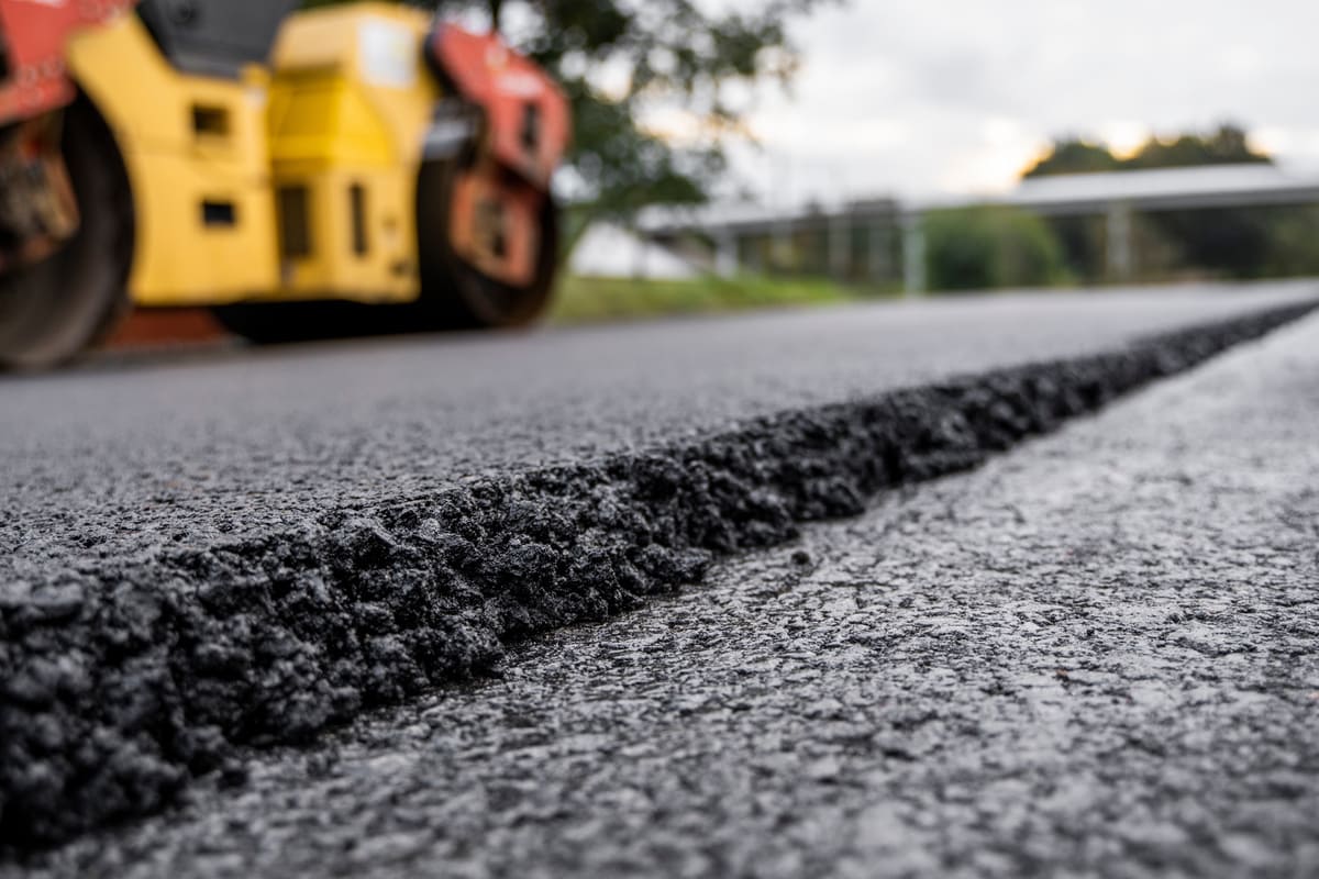 ひびが入った道路