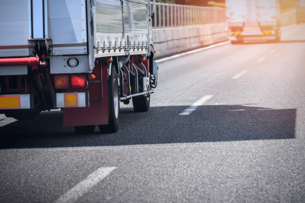 走っているトラック