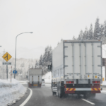 冬に運転中のトラック