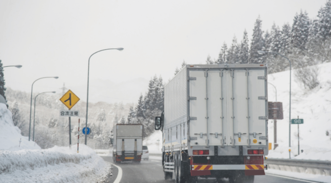 冬に運転中のトラック