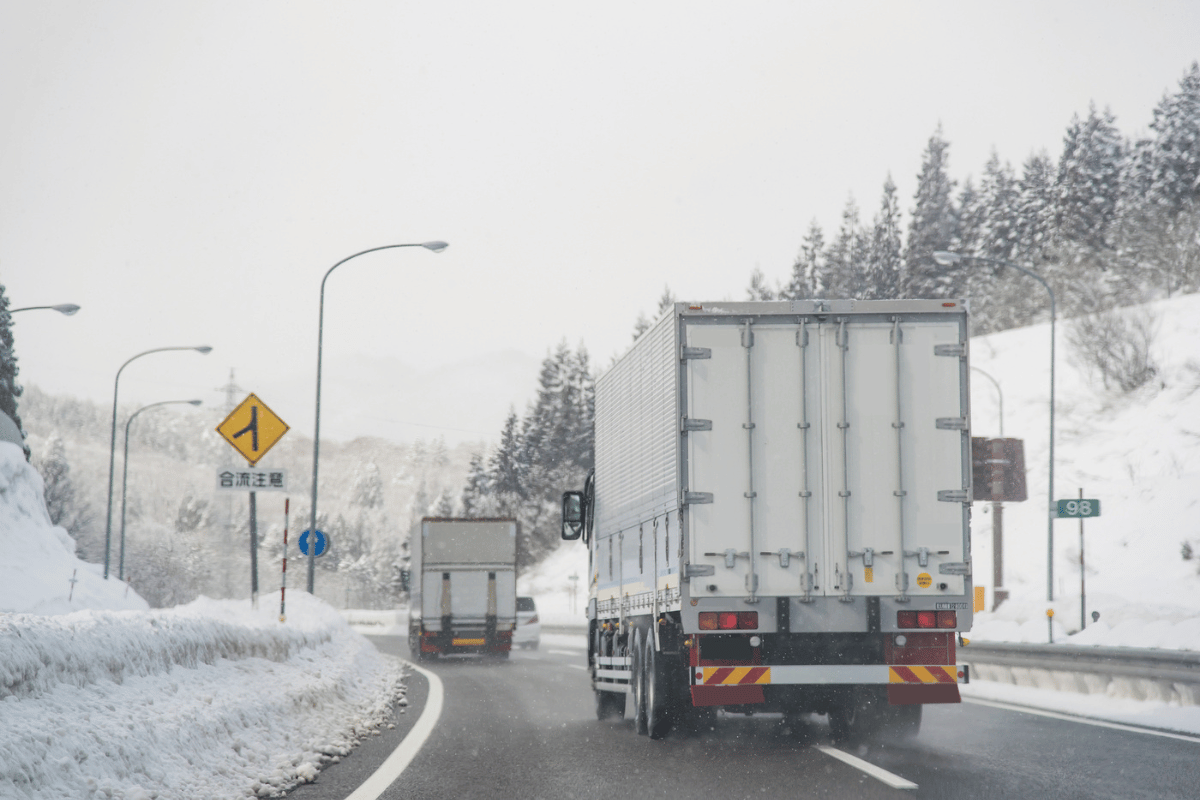 冬に運転中のトラック