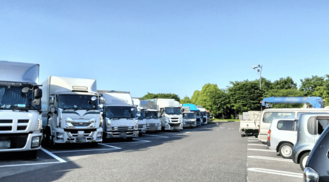 サービスエリアの駐車場