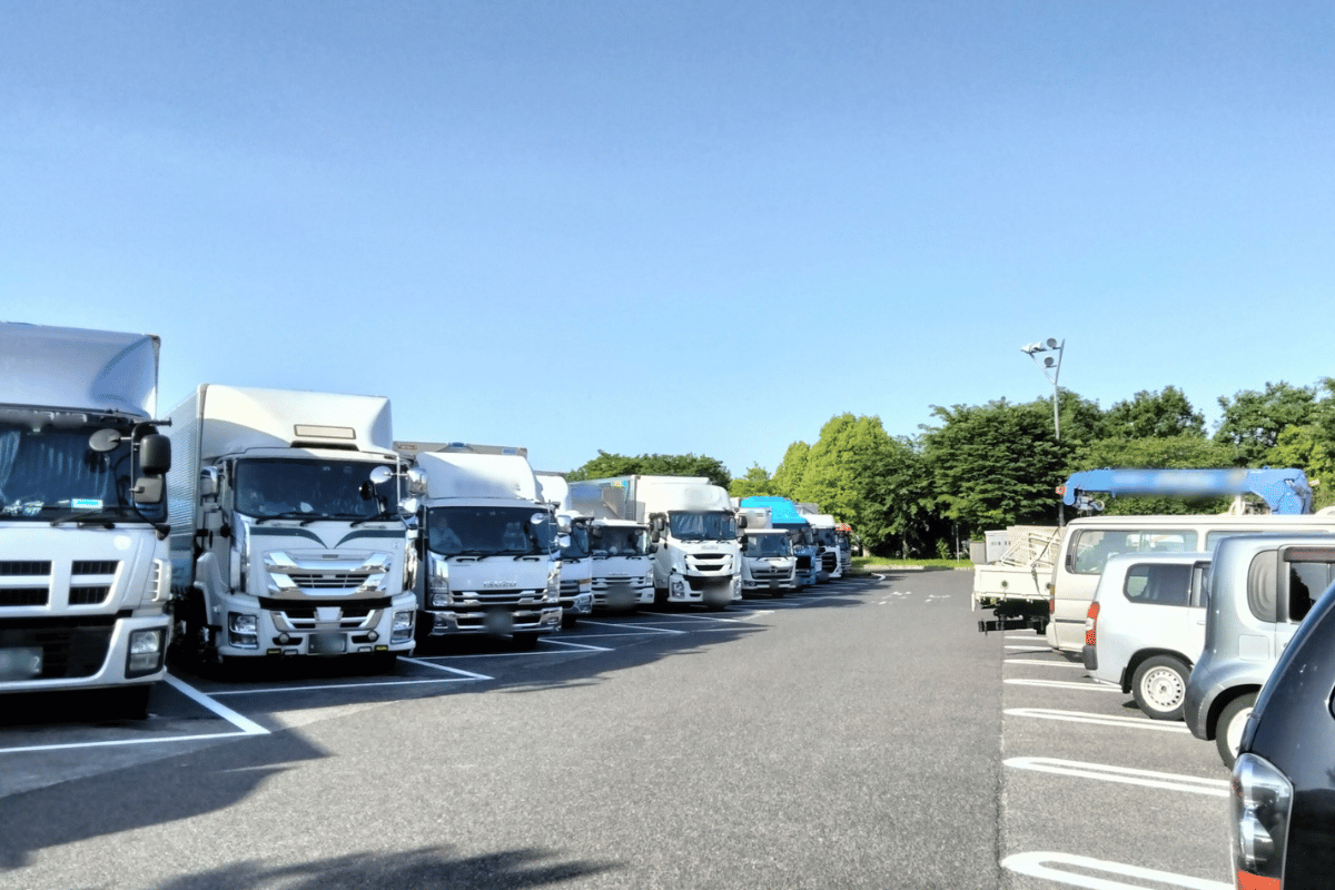 サービスエリアの駐車場